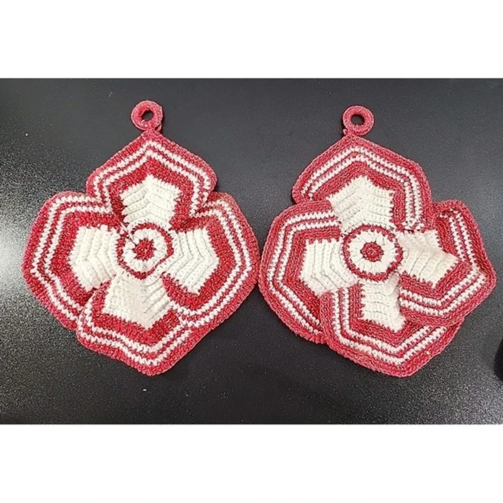 VINTAGE HAND‎ CROCHETED POTHOLDERS TRIVETS RED & WHITE -flower CIRCLE!  Beauties